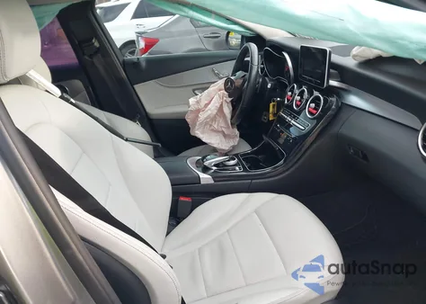 2015 Mercedes-Benz C 300 Luxury/Sport z USA, uszkodzony, nr VIN 55SWF4JB3FU074621